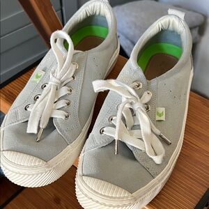 Cariuma Women's Sneakers in Light Blue and White